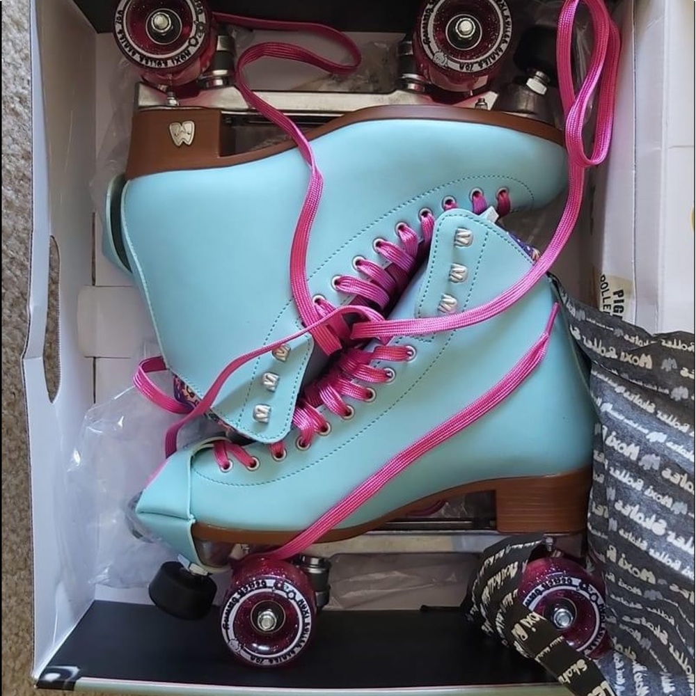 Moxi skates beach bunny blue size 9